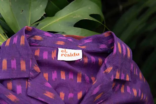 Detail kraag paarse ikat blouse