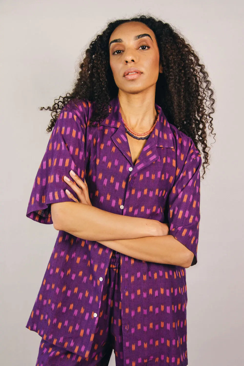 Unisex katoenen blouse met korte mouwen en paars ikat patroon