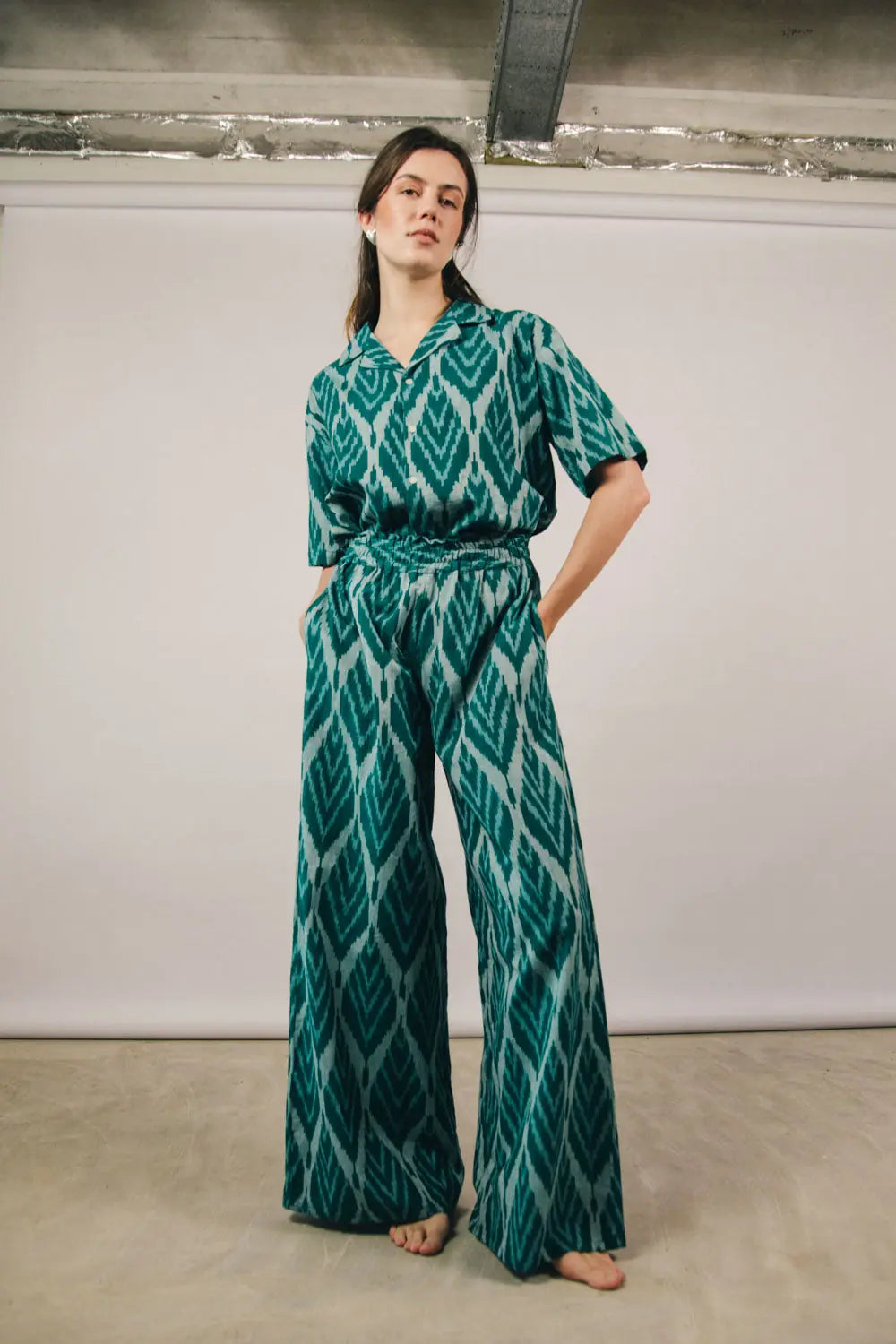 Twinset blouse en wijde broek van katoen met ikat patroon
