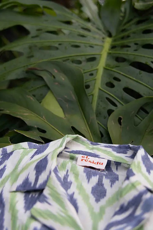 Detail kraag Ikat blouse