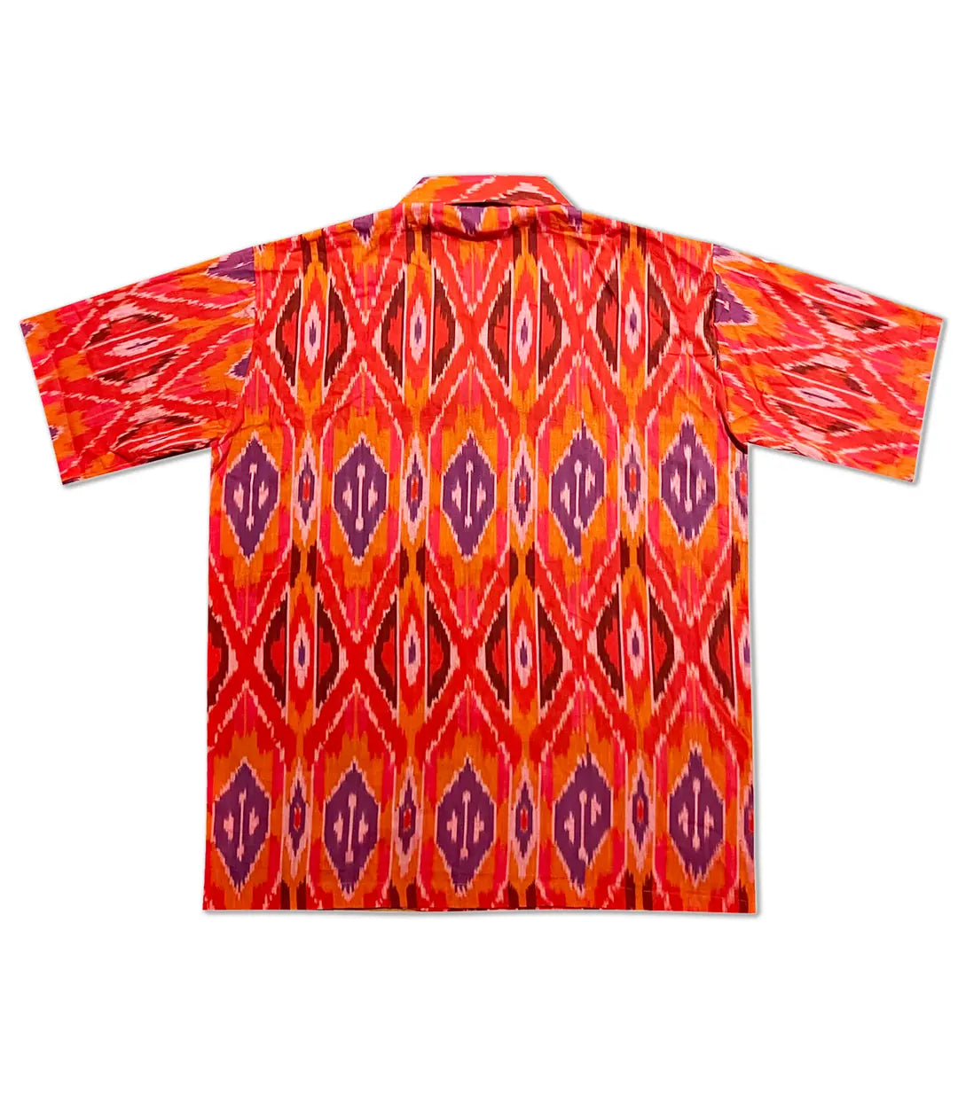 Achterkant unisex blouse met korte mouw en rood ikat patroon