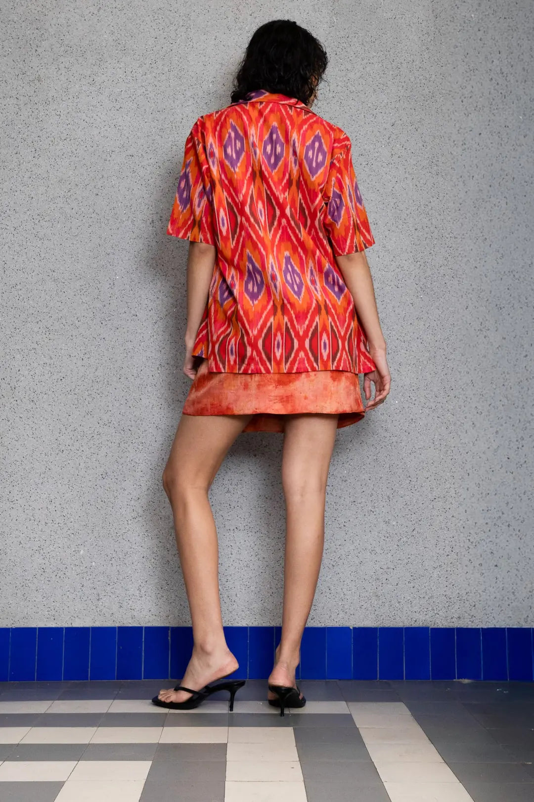 Achterkant rode katoenen blouse met ikat patroon