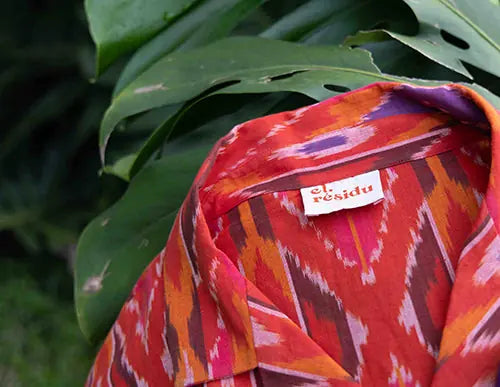 Dtail kraag rode ikat blouse