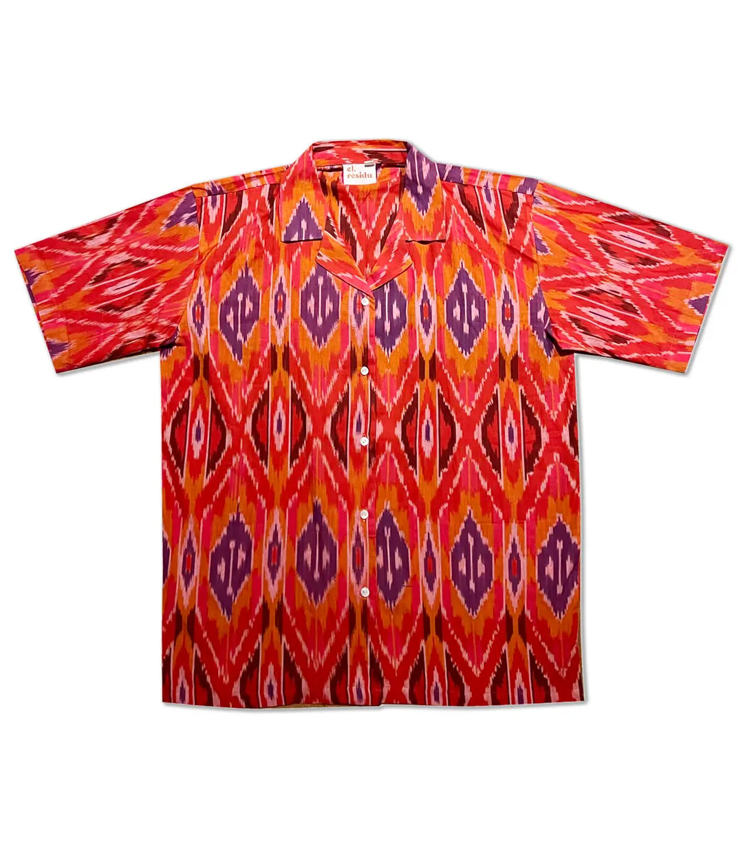 Voorkant unisex korte mouw blouse met rood ikat patroon