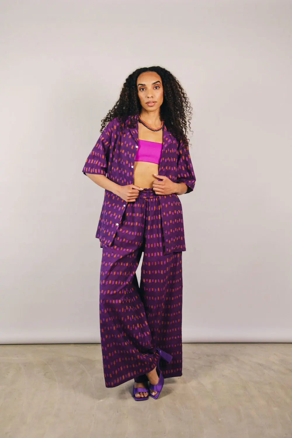 Wijde losvallende elastieken katoenen broek  en blouse met ikat patroon 