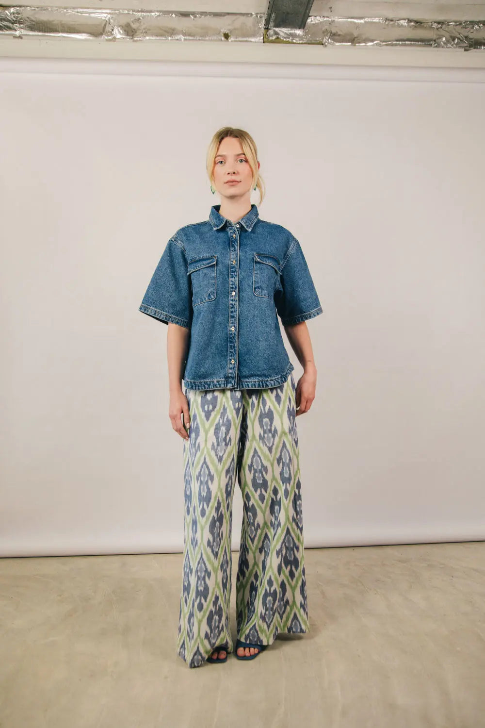 Denim blouse en wijde katoenen pantalon met Ikat patroon