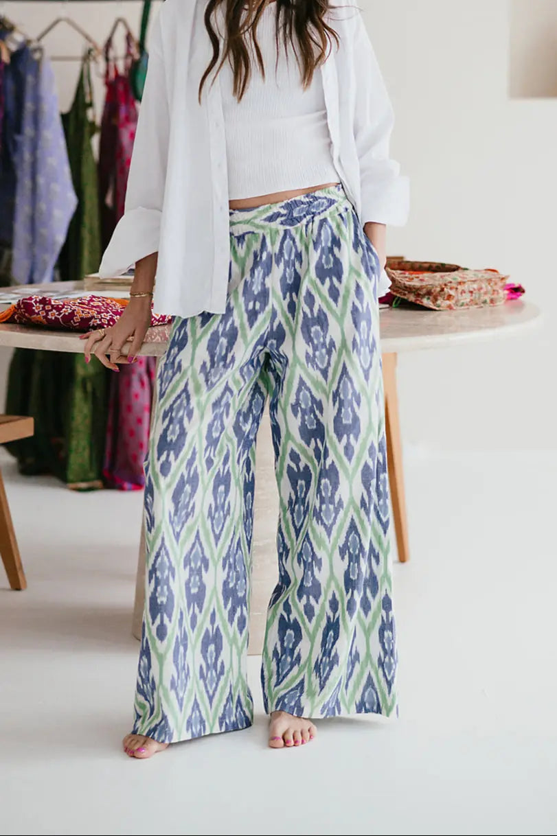 Detail foto van wijde handgeweven ikat broek met elastieken band